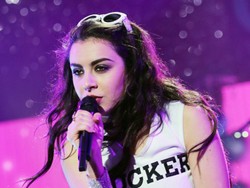 Charli XCX Undur Tanggal Rilis Album Baru