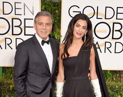 Hadir Perdana di Golden Globes, Amal Clooney Tampil dengan Sarung Tangan
