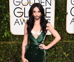 Penyanyi Cantik dengan Brewok Jadi Pusat Perhatian di Golden Globes