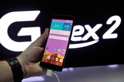 Menjajal LG G Flex 2, Ponsel Lengkung Favorit CES 2015