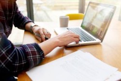 Wanita Ini Jebak Pria Lakukan Seks Online Kemudian Diperas