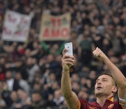 Kala Pangeran Roma Rayakan Gol dengan Selfie Bareng Suporter