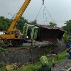 Evakuasi Truk Masuk Parit, Lalin Surabaya-Probolinggo di Contra Flow