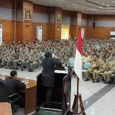 Walikota Risma Warning Satpol PP agar Bekerja Sesuai Aturan