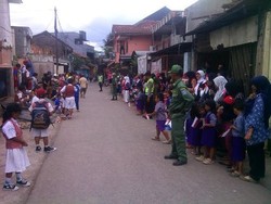 Tunggu Presiden Jokowi, Ratusan Warga Binong Jati Berdiri di Tepi Jalan