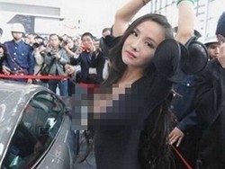 Dianggap Vulgar, Model Seksi Dilarang Masuk Pameran Mobil
