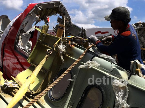 Ekor AirAsia Dipotong Jadi Dua Bagian