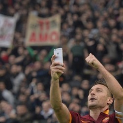 Kala Pangeran Roma Rayakan Gol dengan Selfie Bareng Suporter