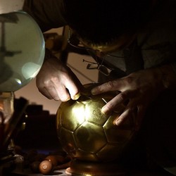 Bola Emas Karya Seni dari Paris