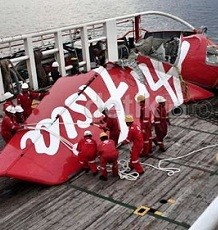 Sayap AirAsia QZ 8501 yang Tindih CVR akan Diangkat dengan Lifting Bag