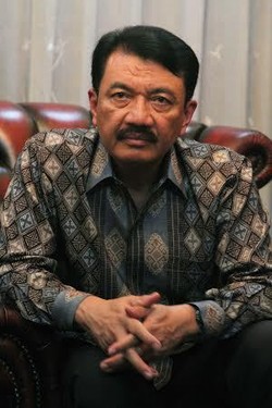 Tinggalkan Rumah, Budi Gunawan Sibuk Bertelepon di Dalam Mobil