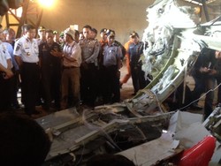 Menhub Jonan Cek Ekor Pesawat AirAsia di Pelabuhan Kumai