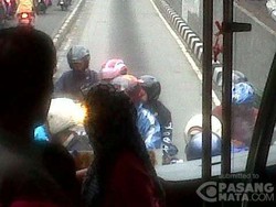Panik Lihat Polisi di Busway Pancoran, Pemotor Kabur Melawan Arus