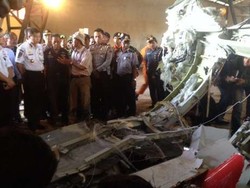 Menhub Jonan Kunjungi Pelabuhan Kumai, Serpihan AirAsia Terinjak-injak