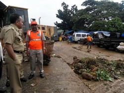 Walikota Jaktim Tengok Pasar Induk Kramat Jati, Gundukan Sampah Langsung Dibersihkan