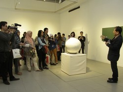 Lukisan Retak Hingga Berkerak Buatan Seniman Korea Pukau Pengunjung