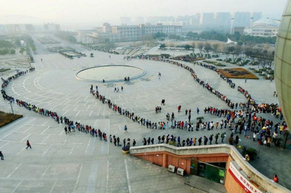 Heboh di Medsos, Antrean Panjang Demi Masuk Perpustakaan
