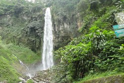 Terpesona Air Terjun Grojogan Sewu
