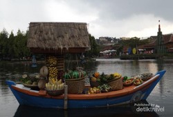 Floating Market, Pilihan Seru Liburan di Bandung