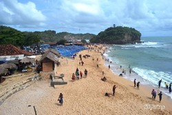 Pantai Drini dan Sepanjang, Pasir Putih Halus di Gunungkidul