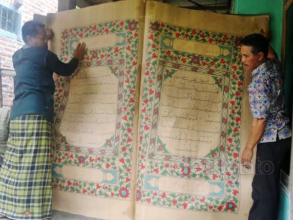 Warga Sidoarjo Temukan Alquran Raksasa