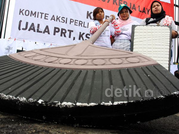 PRT Demo Bawa Replika Sapu dan Sikat