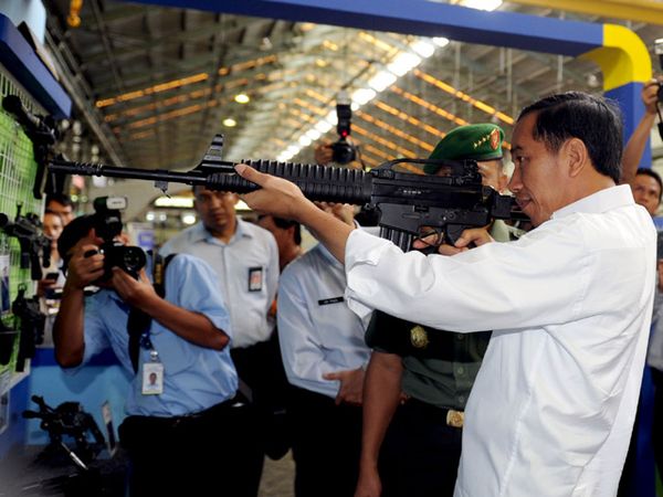 Gaya Jokowi Tenteng Senjata Laras Panjang