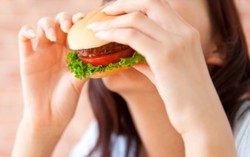 Seorang Wanita Temukan Tambalan Gigi di Burger McDonalds Jepang