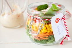 Salad in Jar Segar Bisa Dikemas dengan Cara Ini