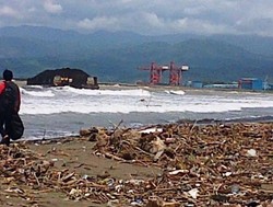 Alami Kerusakan, Tongkang Bermuatan Batubara Terdampar