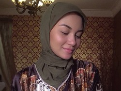Ariel Tatum Tampil Berhijab, Cantik?