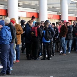 Demi Nonton di Etihad, Suporter Middlesbrough Rela Antre Sejak Jam 2 Dinihari