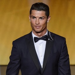 Ronaldo yang Oke di Dalam dan Luar Lapangan