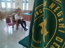 Ditanya Hakim, Terdakwa Pembunuhan Sadis WN AS di Bali Menangis