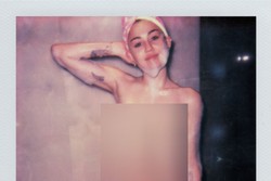 Duh! Miley Cyrus Foto Tanpa Busana, Tutupi Tubuh dengan Busa Sabun