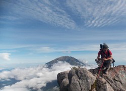 Tak Bisa Berkata-kata di Atas Gunung Merapi