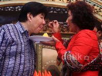 Ultah, Guruh Disuapi Nasi Tumpeng Menteri Susi