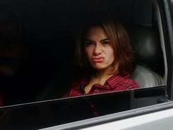 Ekspresi Manyun Nikita Mirzani saat Menyerahkan Diri ke Kejari