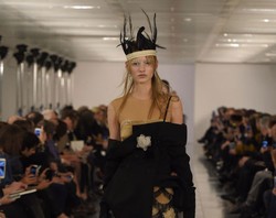 Debut Desainer John Galliano Beri Drama Pada Koleksi Maison Margiela