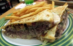 Applebees: Berbagi Quesadilla Burger Porsi Besar Sambil Nonton Bola Bareng Teman