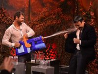Byuurrr... Serunya Basah-basahan Bareng Chris Hemsworth