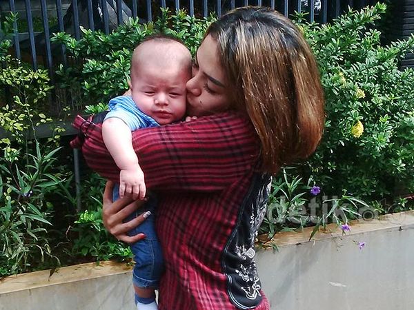 Akan Ditahan Lagi, Nikita Mirzani Puas-puasin Cium Anak