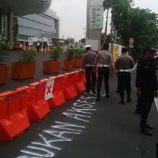 Dishub dan Satpol PP Pasang Barrier Usai Tutup Akses Masuk Grand City