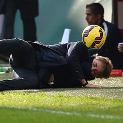 Terhantam Bola, Mancini Terjengkang Lagi