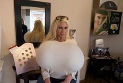 Ukuran Cup Bra 32Z, Ini Dia Wanita dengan Payudara Palsu Terbesar di Dunia