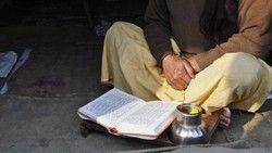 Penulis India Pensiun Setelah Bukunya Dibakar