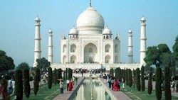 India Larang Pembakaran Kotoran Sapi di Dekat Taj Mahal