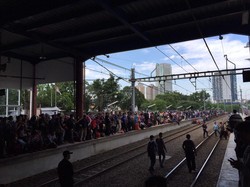 Ada Gangguan Listrik, Penumpang Commuter Line Serpong-Tanah Abang Tumplek di Stasiun