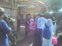 Anak-anak Penerima Santunan Keluar dari Rumah Komjen Budi Gunawan