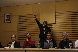 Begini Aksi Relawan 2 Jari yang Gigit Jari Ketika Jokowi Tunjuk Komjen Budi